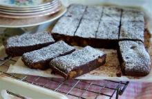 Local Carlin Peas in brownies? Yes! Green savoury porridge? Yes! Ingredients available at the plastic-free shop LOOSE in Stroud? Yes!